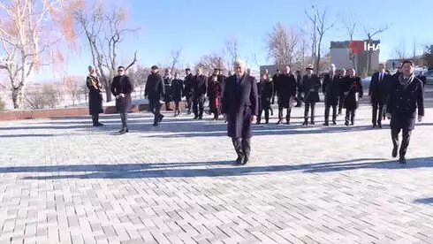 TBMM Başkanı Yıldırım'dan Cengiz Aytmatov'un Kabrine Ziyaret- Yıldırım: 'Halkın Gücü Tankın Gücünü...