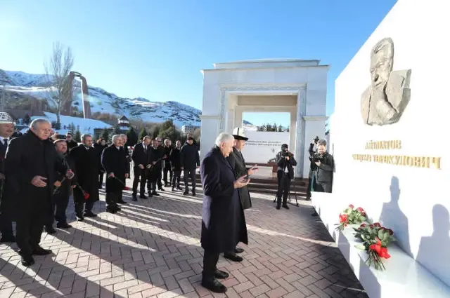 Yıldırım'dan Cengiz Aytmayov'un Kabrine Ziyaret
