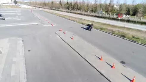 112 Personelinden Ambulanslarla İleri Sürüş Teknikleri Şovu 112 Personelinden Ambulanslarla İleri Sürüş Teknikleri Şovu