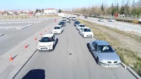 112 Personelinden Ambulanslarla İleri Sürüş Teknikleri Şovu 112 Personelinden Ambulanslarla İleri Sürüş Teknikleri Şovu