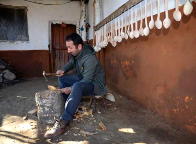 Ağaç Dallarından 25 Yıldır Tahta Kaşık Yapıyor