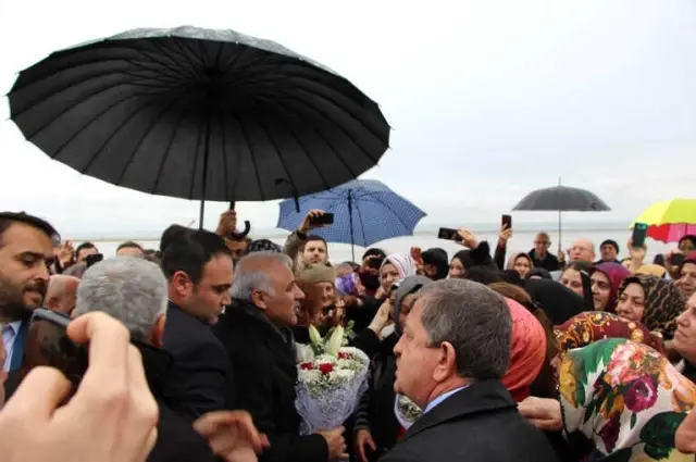 AK Parti Trabzon Büyükşehir Belediye Başkan Adayı Zorluoğlu'na Coşkulu Karşılama AK Parti Trabzon Büyükşehir Belediye Başkan Adayı Zorluoğlu'na Coşkulu Karşılama