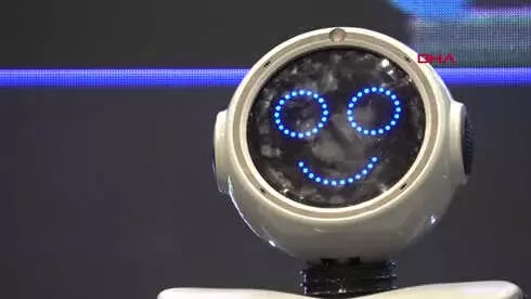 Türkiye'nin İlk İnsansı Robotu Mini Ada, Sahneden Düşerek Parçalandı Türkiye'nin İlk İnsansı Robotu Mini Ada, Sahneden Düşerek Parçalandı