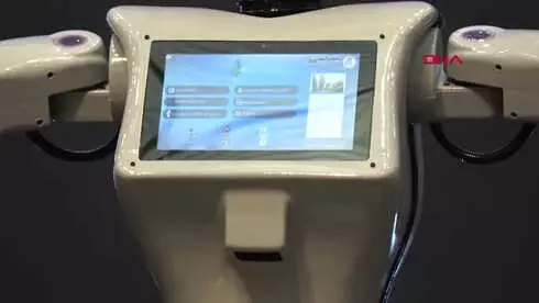 Türkiye'nin İlk İnsansı Robotu Mini Ada, Sahneden Düşerek Parçalandı Türkiye'nin İlk İnsansı Robotu Mini Ada, Sahneden Düşerek Parçalandı