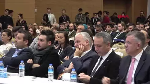 Türkiye'nin İlk İnsansı Robotu Mini Ada, Sahneden Düşerek Parçalandı Türkiye'nin İlk İnsansı Robotu Mini Ada, Sahneden Düşerek Parçalandı