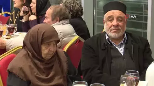 Bir Yastıkta Yarım Asır' Geçiren 250 Çifte Büyük Sürpriz Bir Yastıkta Yarım Asır' Geçiren 250 Çifte Büyük Sürpriz