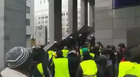 Brüksel'de 'Sarı Yelekliler' Avrupa Parlamentosu Binasına Girmeye Çalıştı