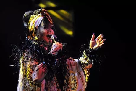 Bülent Ersoy Sahnede Zeki Müren'i Andı