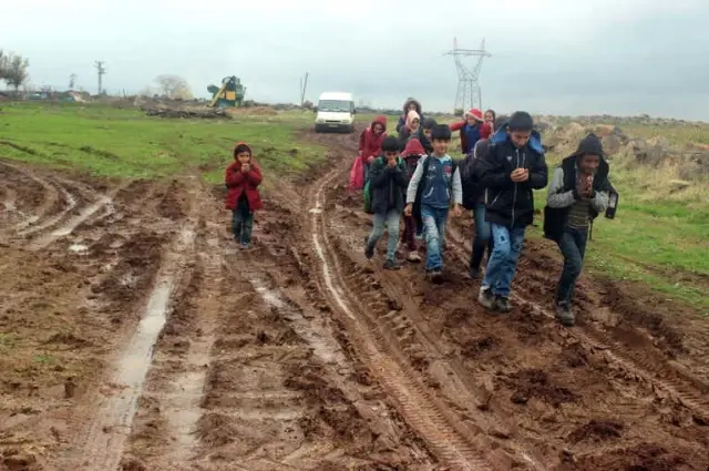 Çamurlu Yollarda Eşek Sırtında Okula Gitmeye Çalışıyorlar