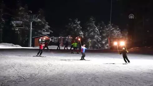 Cıbıltepe'de Meşaleli Kayak Gösterisi Cıbıltepe'de Meşaleli Kayak Gösterisi
