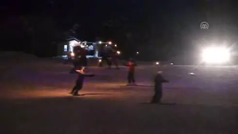 Cıbıltepe'de Meşaleli Kayak Gösterisi Cıbıltepe'de Meşaleli Kayak Gösterisi