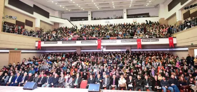 Değişen Dünya ve Gençlik Konferansı Yoğun İlgi Gördü