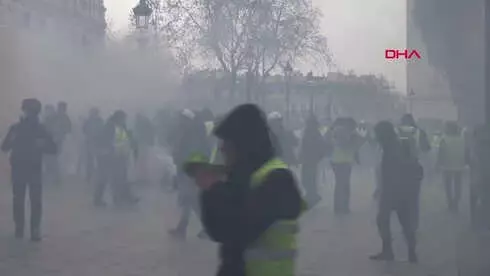 Dha Dış - Paris'te Eylemciler Barikatlar Kuruyor, Polis Gazla Müdahale Ediyor - Aktüel Dha Dış - Paris'te Eylemciler Barikatlar Kuruyor, Polis Gazla Müdahale Ediyor - Aktüel