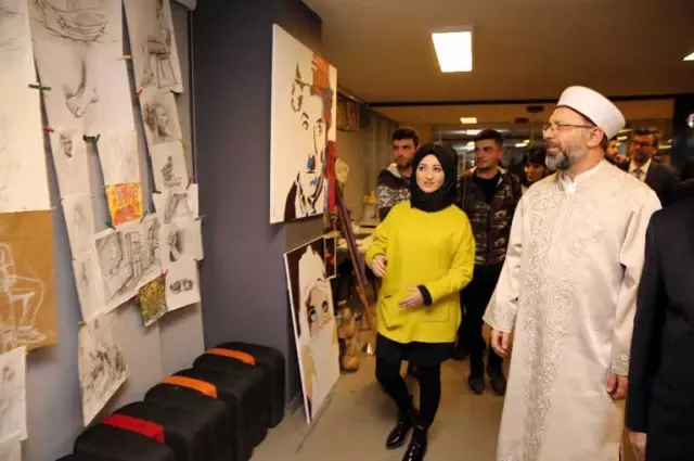 Diyanet İşleri Başkanı Erbaş, Gençlik Merkezi'ni Ziyaret Etti