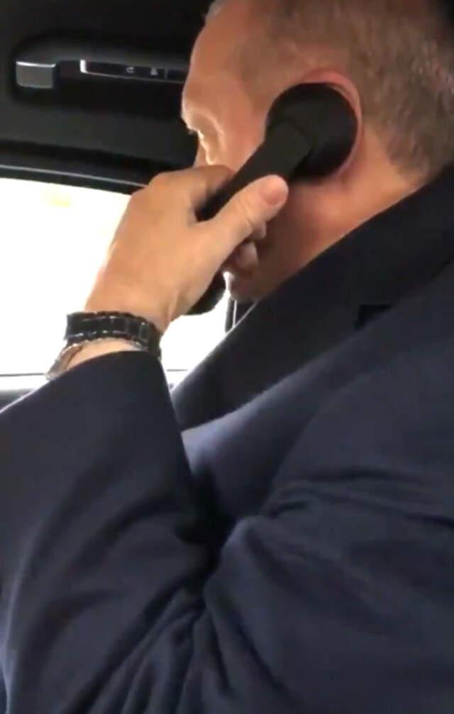 Erdoğan'ın Makam Aracında Yaptığı Telefon Görüşmesi Sosyal Medyayı Salladı