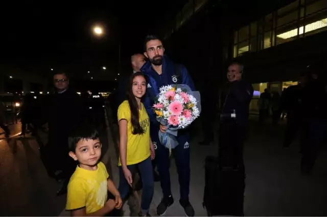Fenerbahçe'ye İzmir'de Çiçekli Karşılama
