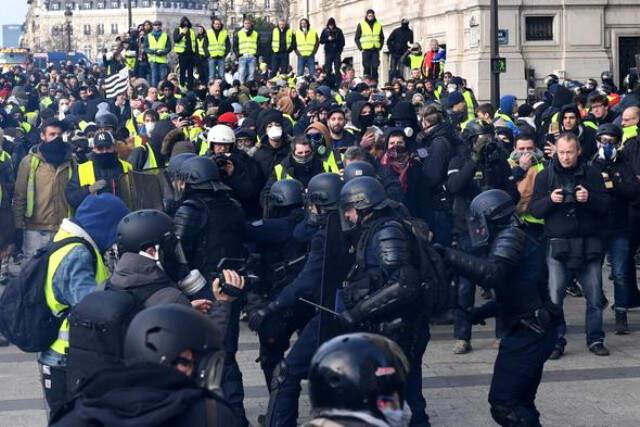 Fransa'daki Protestolarda Polisin Karşısına Dikilen Kadın, Bedelini Ağır Ödedi