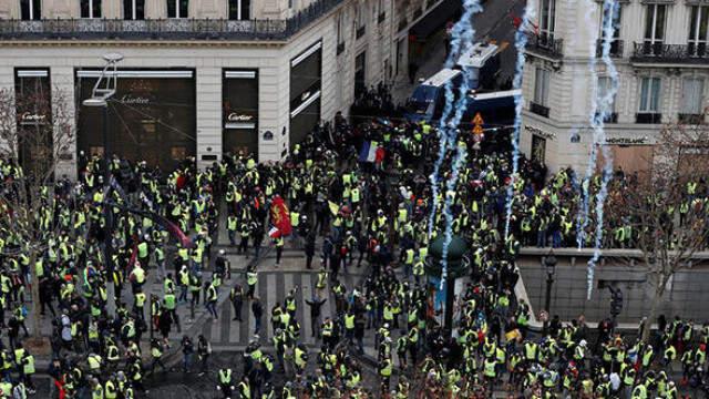 Fransa'daki Protestolarda Polisin Karşısına Dikilen Kadın, Bedelini Ağır Ödedi