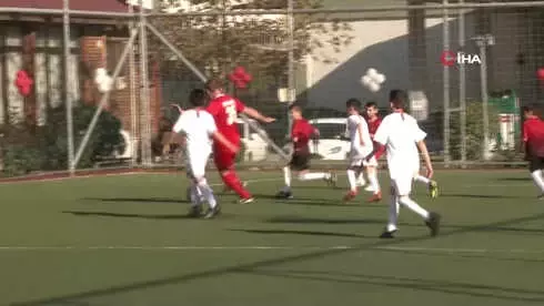 Futbolcu Vekil Alpay, Türk ve Suriyeli Çocuklarla Sahaya Çıktı Futbolcu Vekil Alpay, Türk ve Suriyeli Çocuklarla Sahaya Çıktı