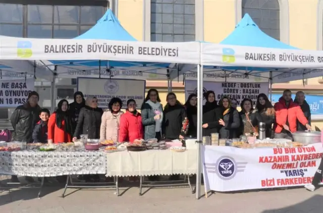 Halk Oyunları Gösterileri Kermese Renk Kattı Halk Oyunları Gösterileri Kermese Renk Kattı