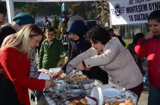 Halk Oyunları Gösterileri Kermese Renk Kattı Halk Oyunları Gösterileri Kermese Renk Kattı