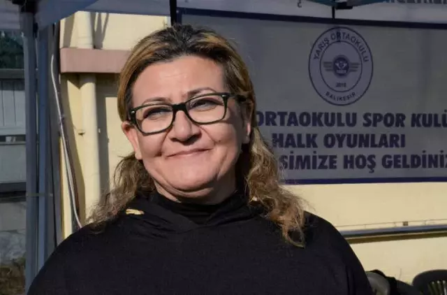 Halk Oyunları Gösterileri Kermese Renk Kattı Halk Oyunları Gösterileri Kermese Renk Kattı