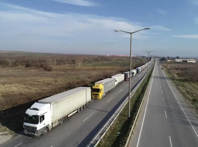 Kapıkule'de 13 Kilometre Tır Kuyruğu
