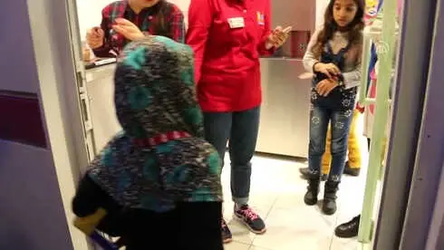 Konserve Kutusunu Çıkarıp Protez Bacaklarıyla Ülkesine Döndü (2) Konserve Kutusunu Çıkarıp Protez Bacaklarıyla Ülkesine Döndü (2)