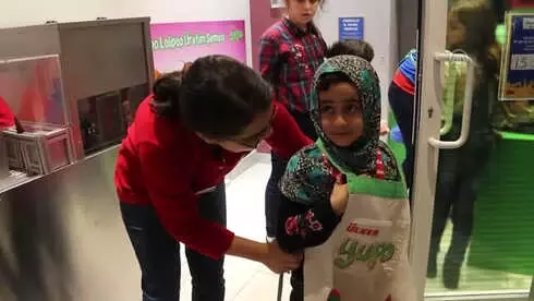 Konserve Kutusunu Çıkarıp Protez Bacaklarıyla Ülkesine Döndü (2) Konserve Kutusunu Çıkarıp Protez Bacaklarıyla Ülkesine Döndü (2)