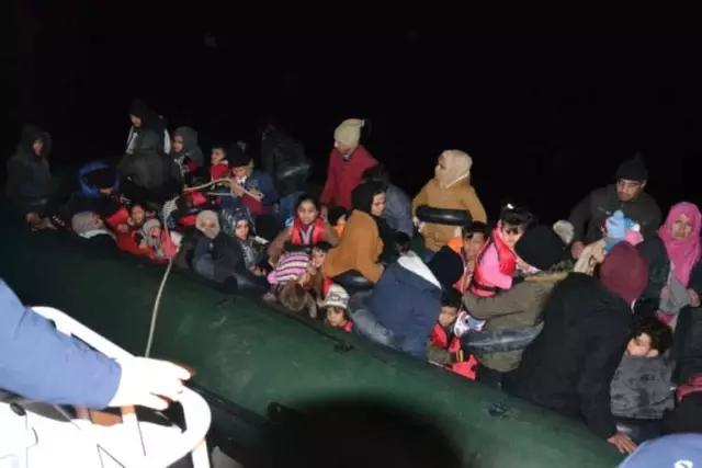 Kuşadası Körfezi'nde 39'u Çocuk 60 Kaçak Göçmen Yakalandı Kuşadası Körfezi'nde 39'u Çocuk 60 Kaçak Göçmen Yakalandı