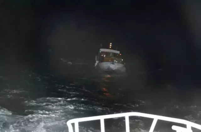 Kuşadası Körfezi'nde Sürüklenen Teknedeki 2 Kişi Kurtarıldı