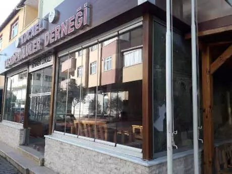 Odunla İş Yerleri ve Araçların Camlarını Kırdı Odunla İş Yerleri ve Araçların Camlarını Kırdı