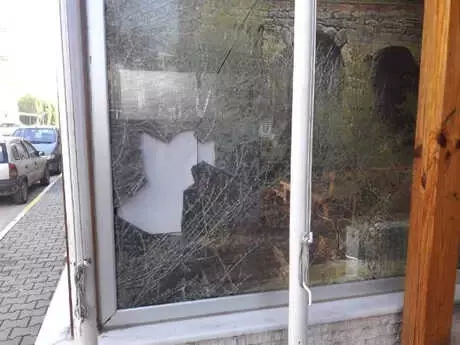 Odunla İş Yerleri ve Araçların Camlarını Kırdı Odunla İş Yerleri ve Araçların Camlarını Kırdı