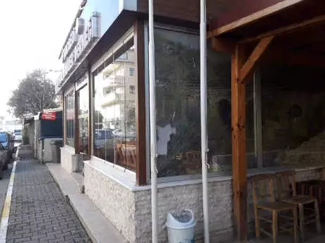 Odunla İş Yerleri ve Araçların Camlarını Kırdı Odunla İş Yerleri ve Araçların Camlarını Kırdı
