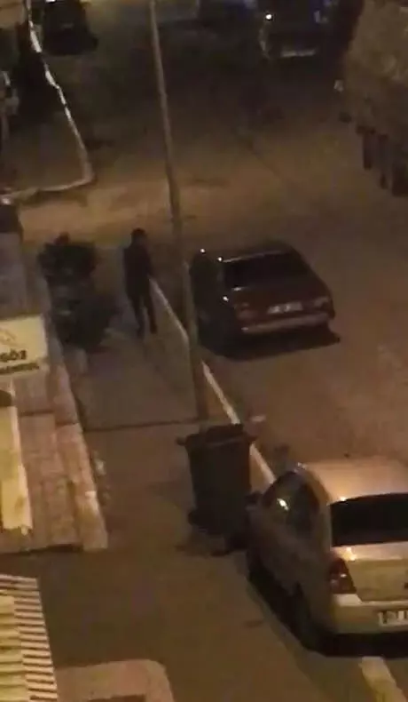 Odunla İş Yerleri ve Araçların Camlarını Kırdı Odunla İş Yerleri ve Araçların Camlarını Kırdı