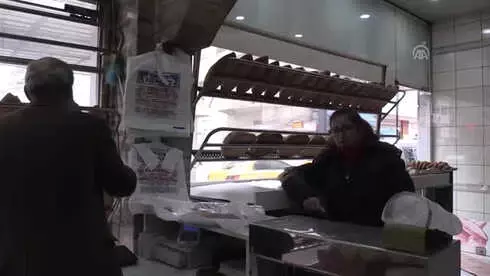Öğrenci Harçlığıyla Askıya Ekmek Bırakıyor Öğrenci Harçlığıyla Askıya Ekmek Bırakıyor