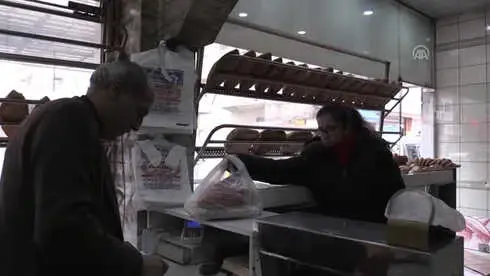 Öğrenci Harçlığıyla Askıya Ekmek Bırakıyor Öğrenci Harçlığıyla Askıya Ekmek Bırakıyor