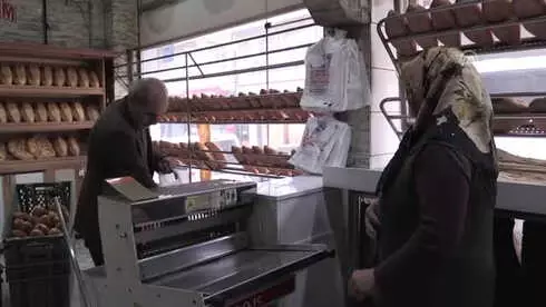Öğrenci Harçlığıyla Askıya Ekmek Bırakıyor Öğrenci Harçlığıyla Askıya Ekmek Bırakıyor