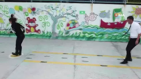 Okul Bahçesini Oyun Alanlarıyla Donattılar Okul Bahçesini Oyun Alanlarıyla Donattılar