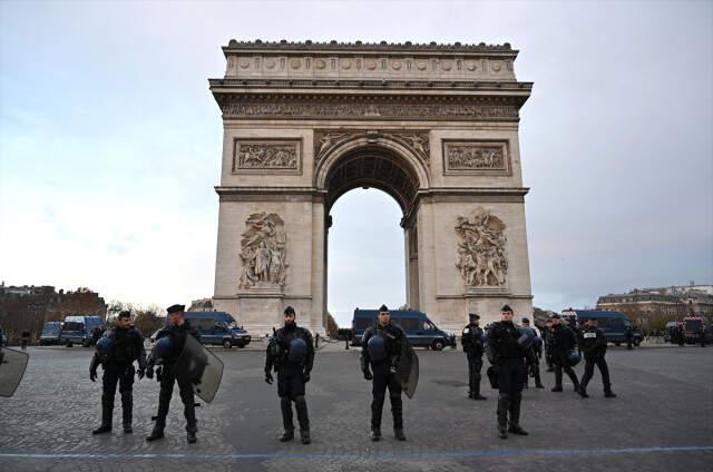 Paris'te Beklenen Çatışma Başladı! 317 Eylemci Gözaltına Alındı