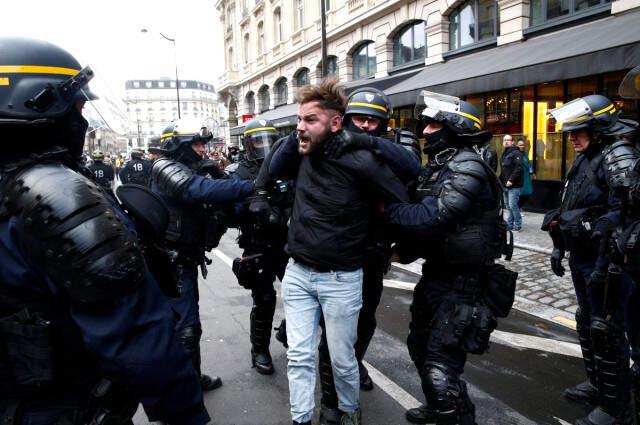 Paris'te Beklenen Çatışma Başladı! 317 Eylemci Gözaltına Alındı