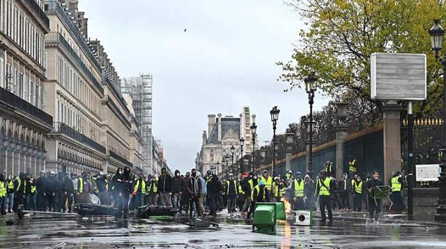 Paris'te Beklenen Çatışma Başladı! 317 Eylemci Gözaltına Alındı