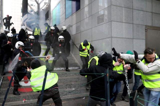 Sarı Yelekliler'in Brüksel'deki Protestosu Büyüyor! En Az 100 Eylemci Gözaltına Alındı
