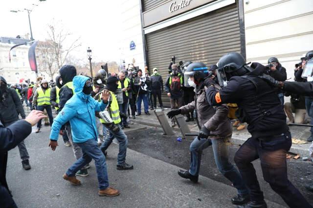 Sarı Yelekliler'in Fransa'daki Protestolarının Bilançosu Ağırlaşıyor! Bin Gözaltı, 55 Yaralı