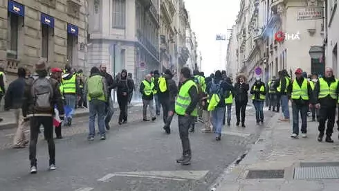 Sarı Yelekliler Paris Sokaklarında- Gözaltı Sayısı 700'ü Geçti Sarı Yelekliler Paris Sokaklarında- Gözaltı Sayısı 700'ü Geçti