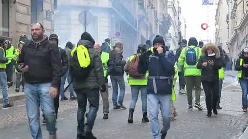 Sarı Yelekliler Paris Sokaklarında- Gözaltı Sayısı 700'ü Geçti Sarı Yelekliler Paris Sokaklarında- Gözaltı Sayısı 700'ü Geçti