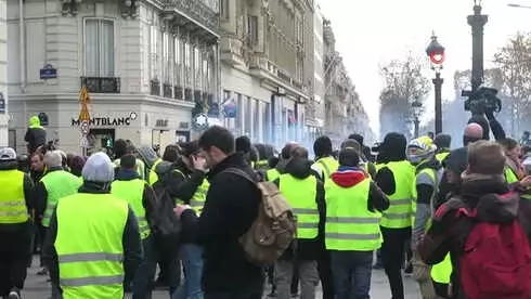 Sarı Yelekliler Paris Sokaklarında- Gözaltı Sayısı 700'ü Geçti Sarı Yelekliler Paris Sokaklarında- Gözaltı Sayısı 700'ü Geçti