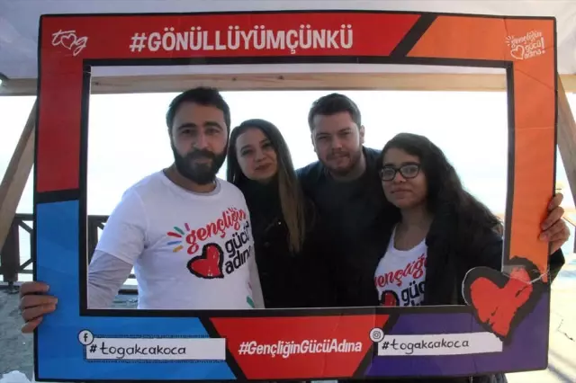 Toplum Gönüllüsü Öğrenciler Çalışmalarını Tanıttı Toplum Gönüllüsü Öğrenciler Çalışmalarını Tanıttı