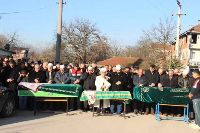 Trafik Kazasında Ölen Dede ve Torunları Son Yolculuğuna Uğurlandı