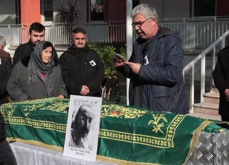 Tübitak Ödüllü Öğretim Görevlisine Gözyaşlarıyla Veda Tübitak Ödüllü Öğretim Görevlisine Gözyaşlarıyla Veda